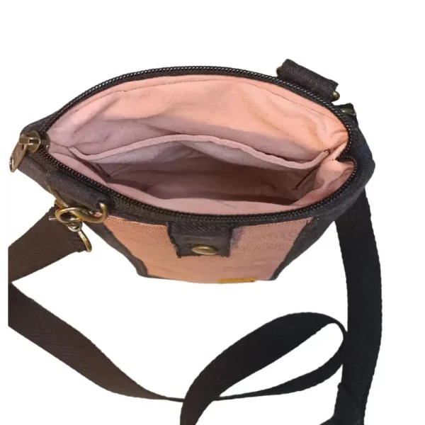 Bolso bandolera bicolor sostenible hecho con materiales reutilizados Anajorlu